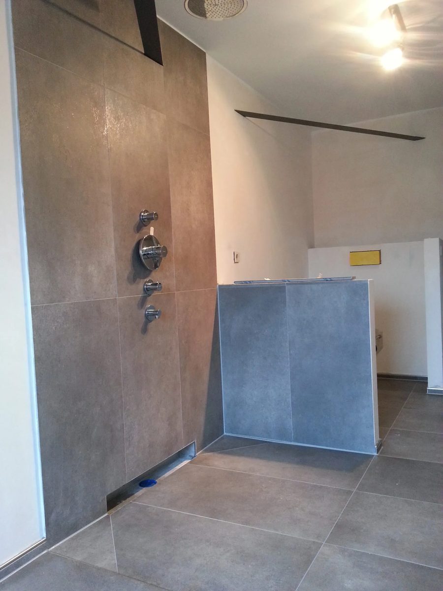 Begehbare Dusche mit dunklen Großformat-Fliesen