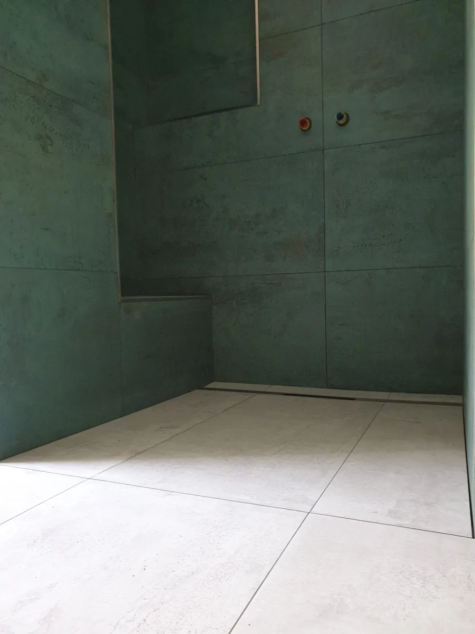 Design-Dusche mit hellen Wandfliesen